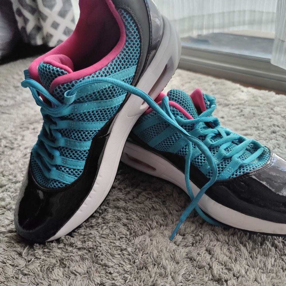 Tennis shoes